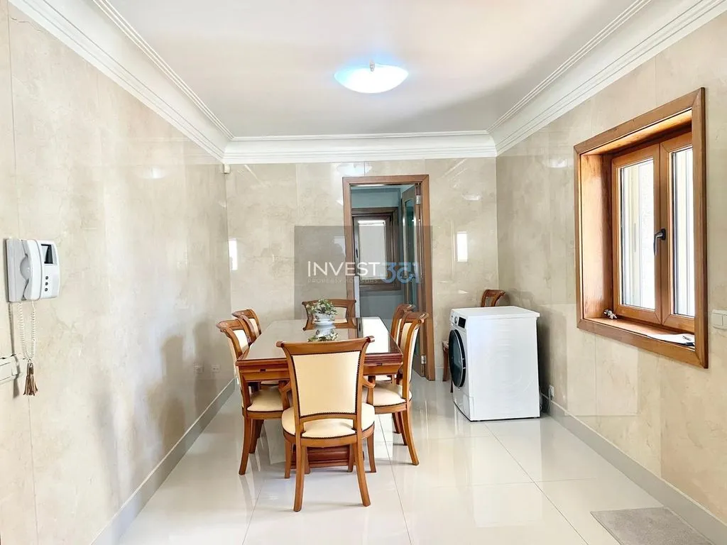 Dining Room - Single-Story Villa with Terrace in Porto