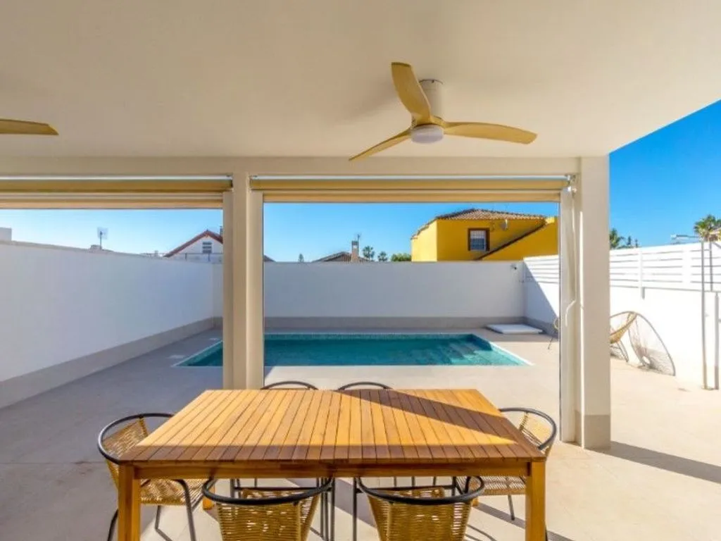 Piscina - Luxury Villa with Pool in El Chaparral, Torrevieja