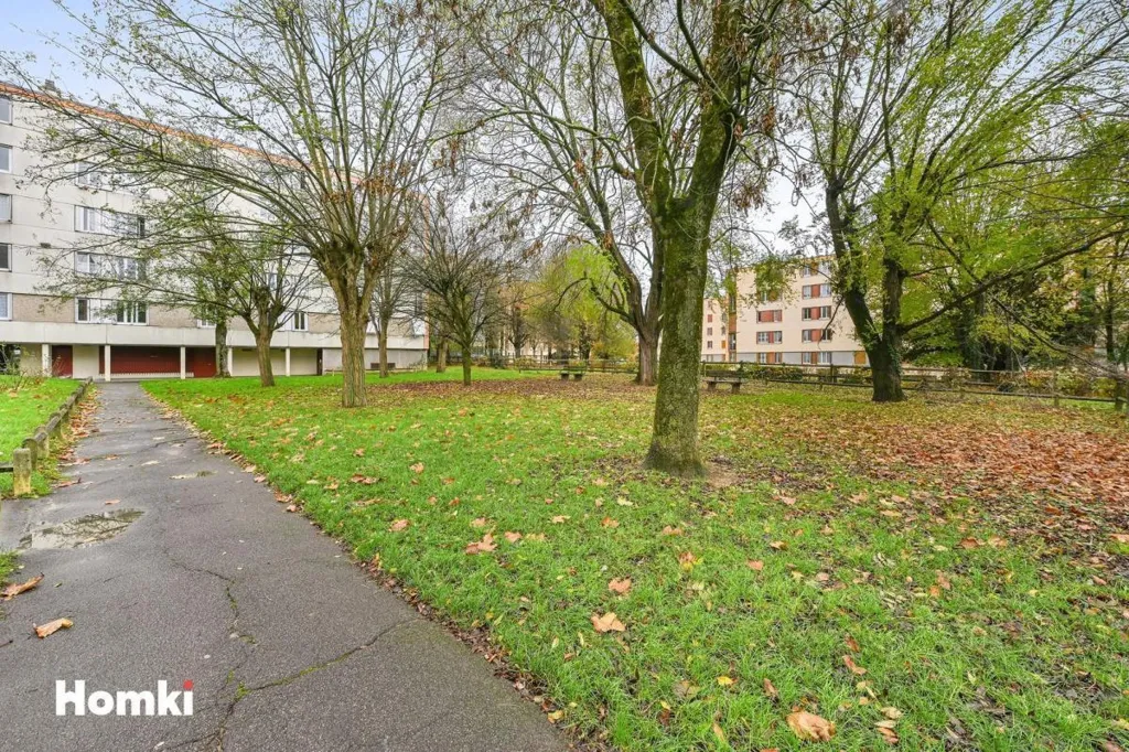 Garden - 4-Bed Apartment with Private Parking in Valenton
