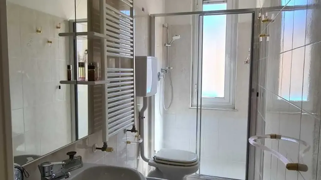 Salles de bain - Seafront Studio with Balcony in Alassio