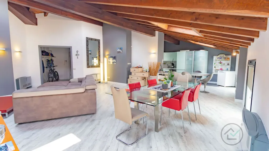Söögituba - Mansarded Penthouse with Sky Views in Varese