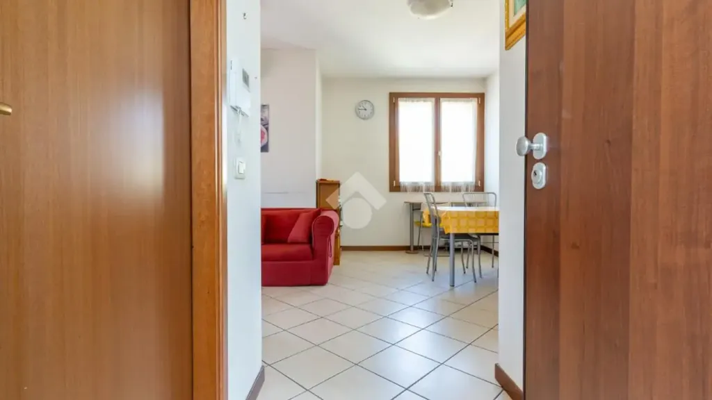 Entrée - Trilocale with Balcony in Ferrara