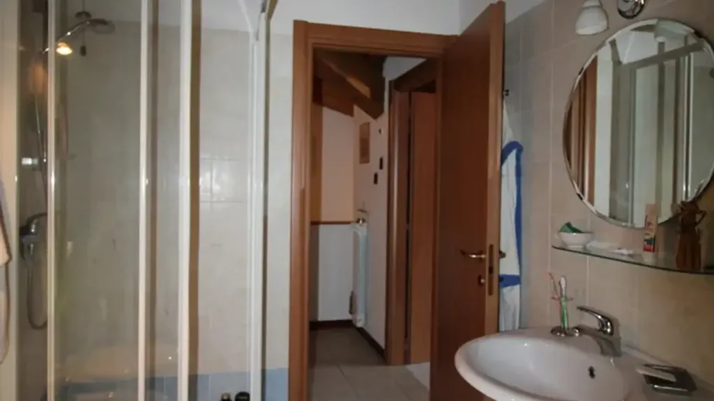 Salles de bain - Two-Level Apartment with Terraces in Alta Valle Intelvi