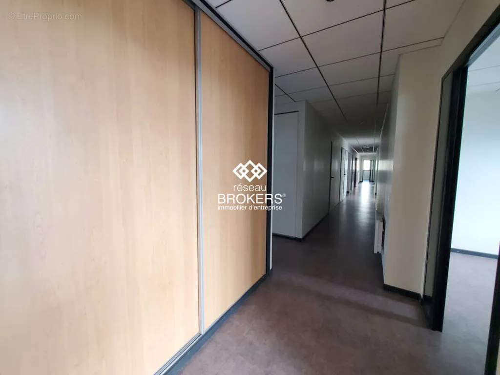 Esik - Office Space with Private Parking in Seynod