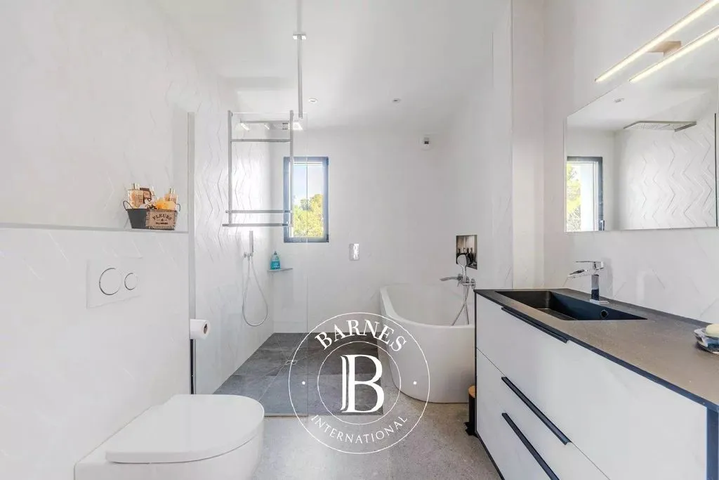 Salles de bain - Villa Contemporaine avec Piscine à Aix-en-Provence