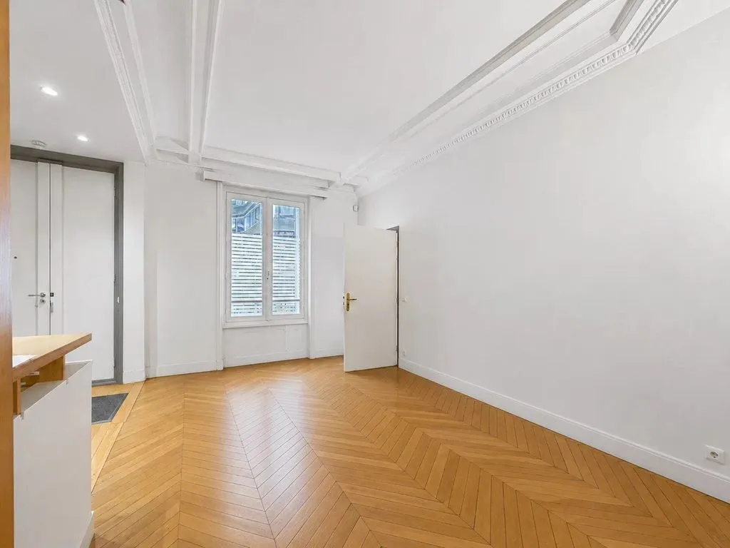 Living Room - Office Space in Haussmannian Building, Paris 17