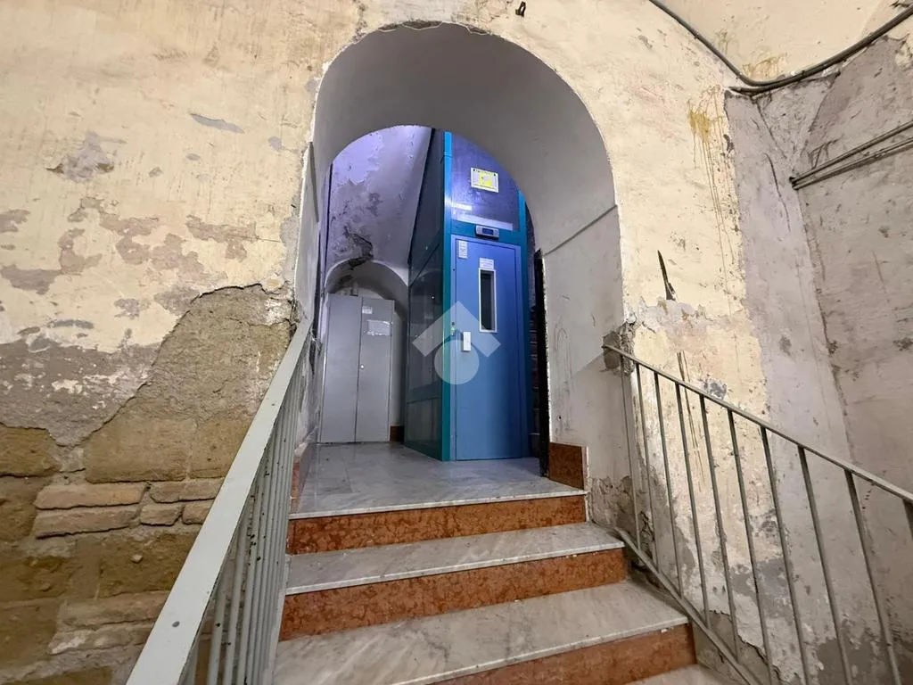 Pièces - Multistorey Apartment with Central Location in Naples