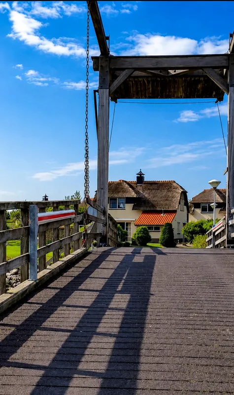 Välivaade - Riet-Covered Villa with Water Views in Makkum