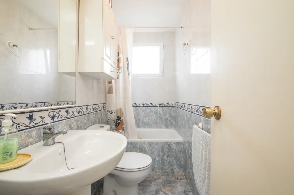 Bathrooms - Renovated Bungalow with Beach Access in Tamarit