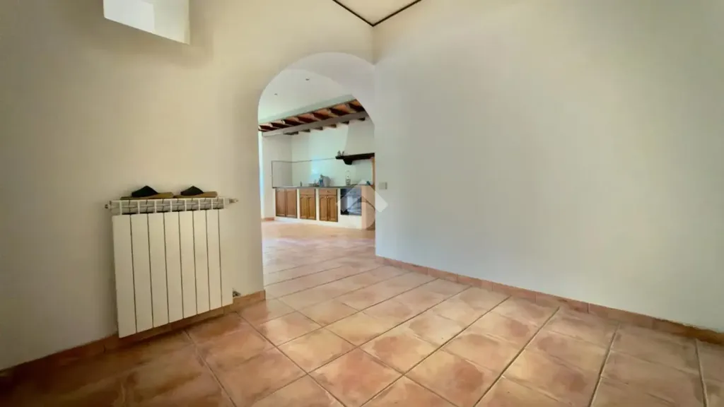 Esik - Bright Studio with Potential for Conversion in Castelnuovo di Porto
