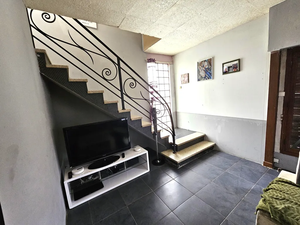 Stanze - Semi-Pitched House with Garden near Centre