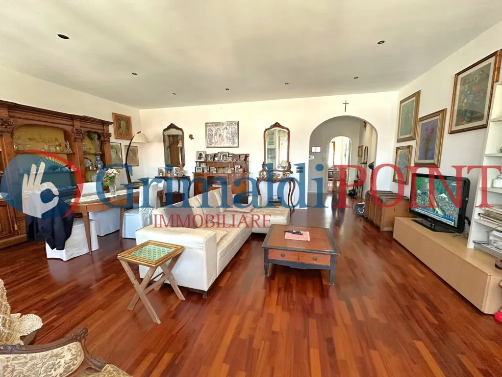 Elutuba - Penthouse Apartment with Double Entrance in Lecce