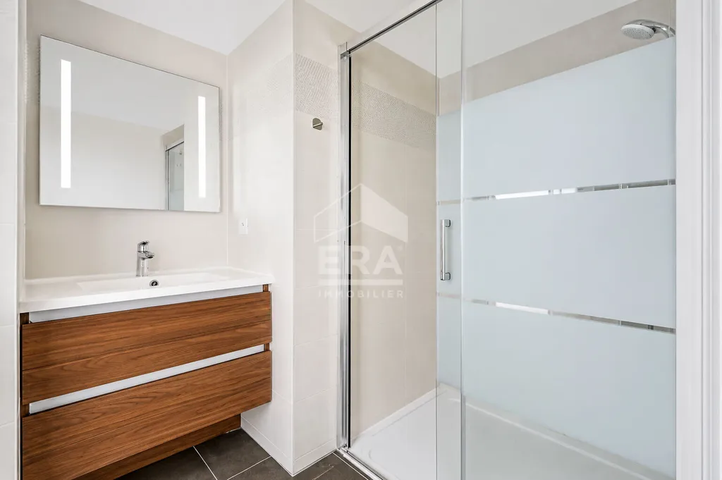 Vannitoad - 2-Bedroom Apartment with Balcony in Clichy