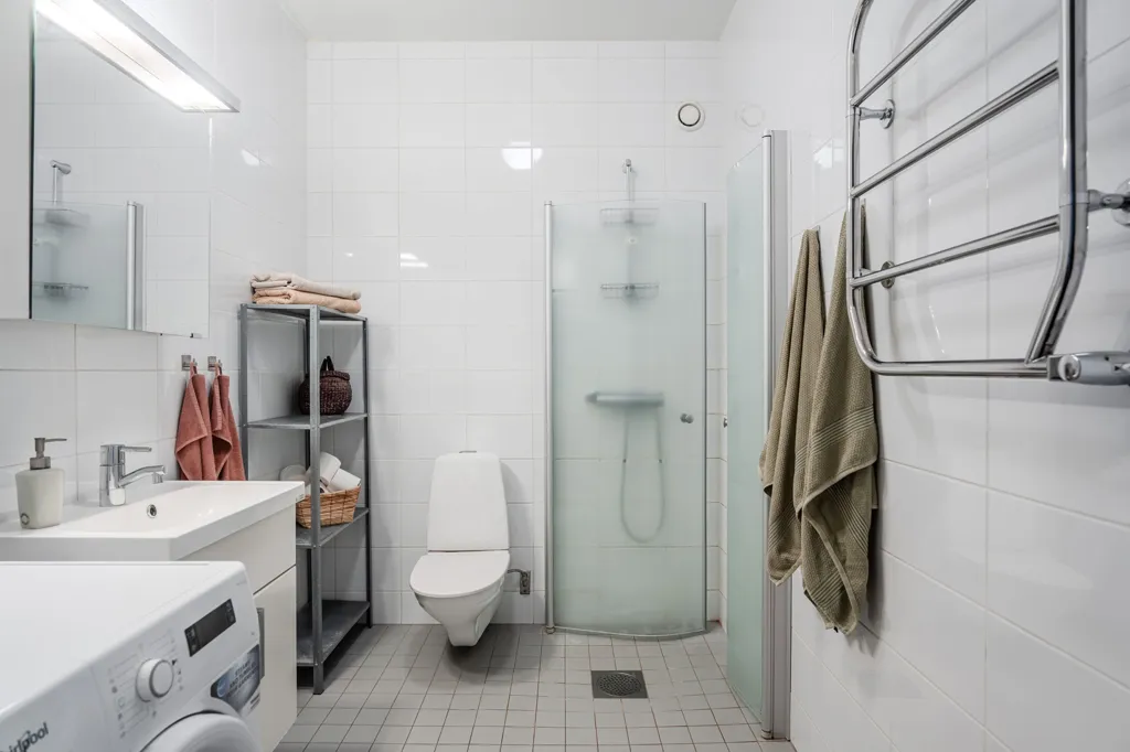 Salles de bain - Modern Flat with French Balcony in Central Uppsala