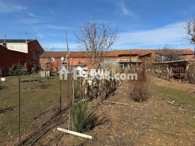 Aed - Rustic Farmhouse with Cultivation Land in Bustillo del Páramo