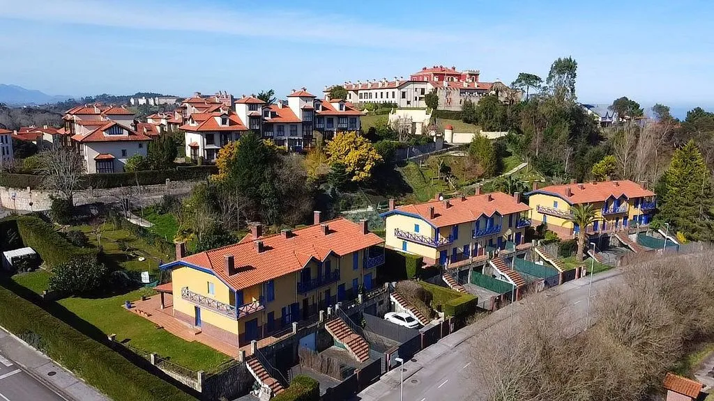 Õhuvaade - Terraced House with Pool in Comillas