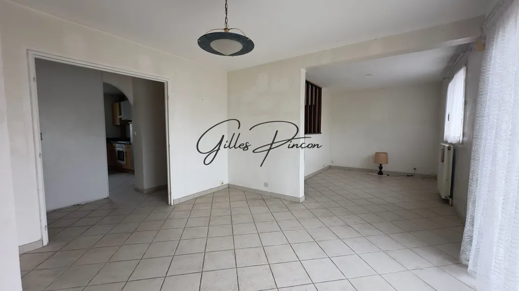 Toad - 3-Bedroom Apartment with Balcony in Limay