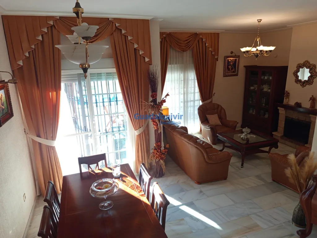 Dining Room - Independent Chalet with Pool in Cerros de Montequinto