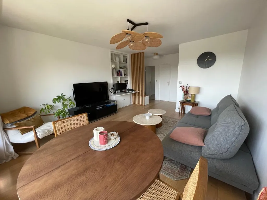 Séjour - Appartement Rénové avec Vue sur Marne à Paris