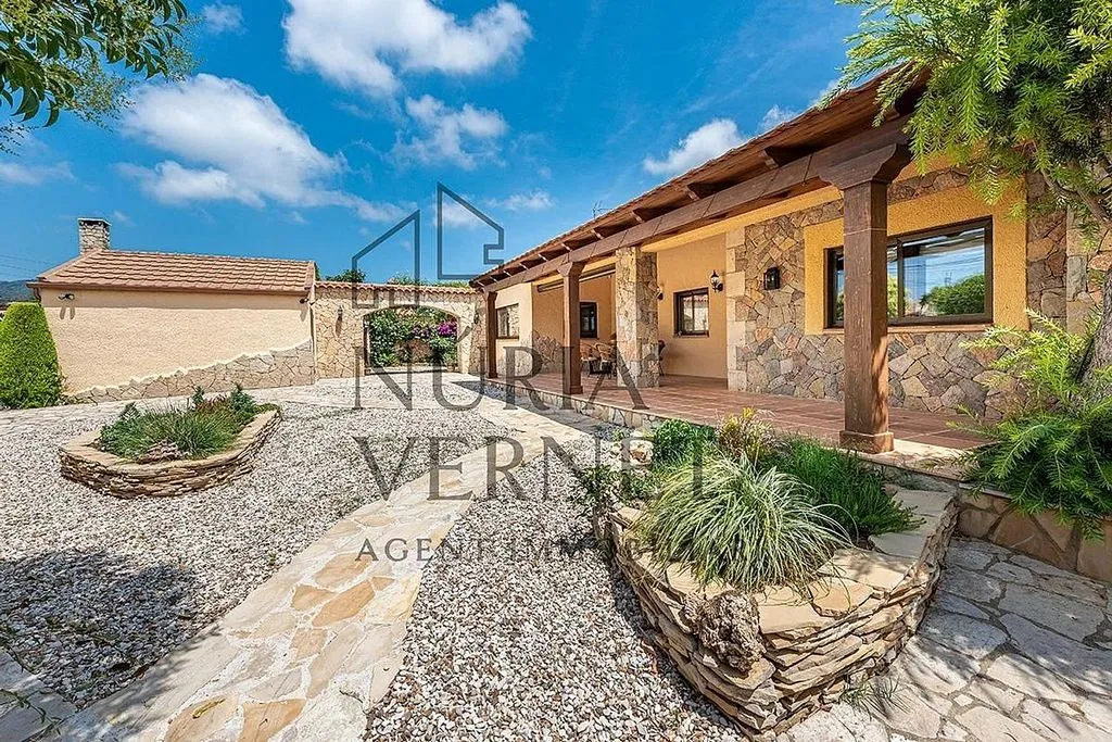 Aed - Chalet with Pool and Terrace in Botarell