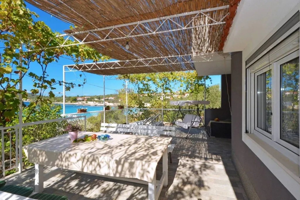 Terrazza - Beachfront Cottage with Sea Access in Split