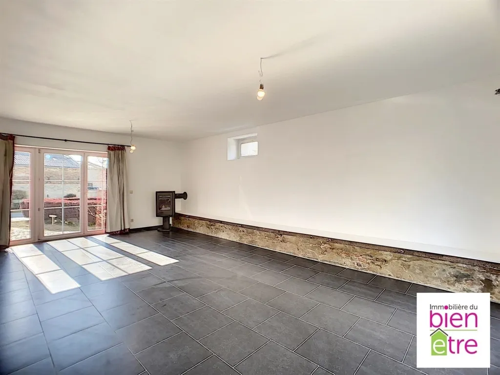 Pièces - Maison Rénovée avec Terrasse à Roux-Miroir