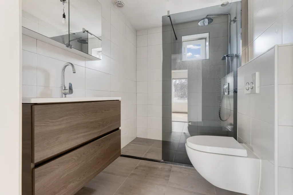 Salles de bain - Corner House with Garden in Arnhem