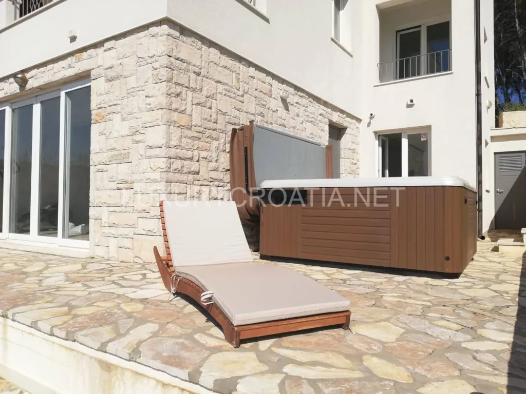 Terrass - Beachfront Villa with Jacuzzi in Korčula