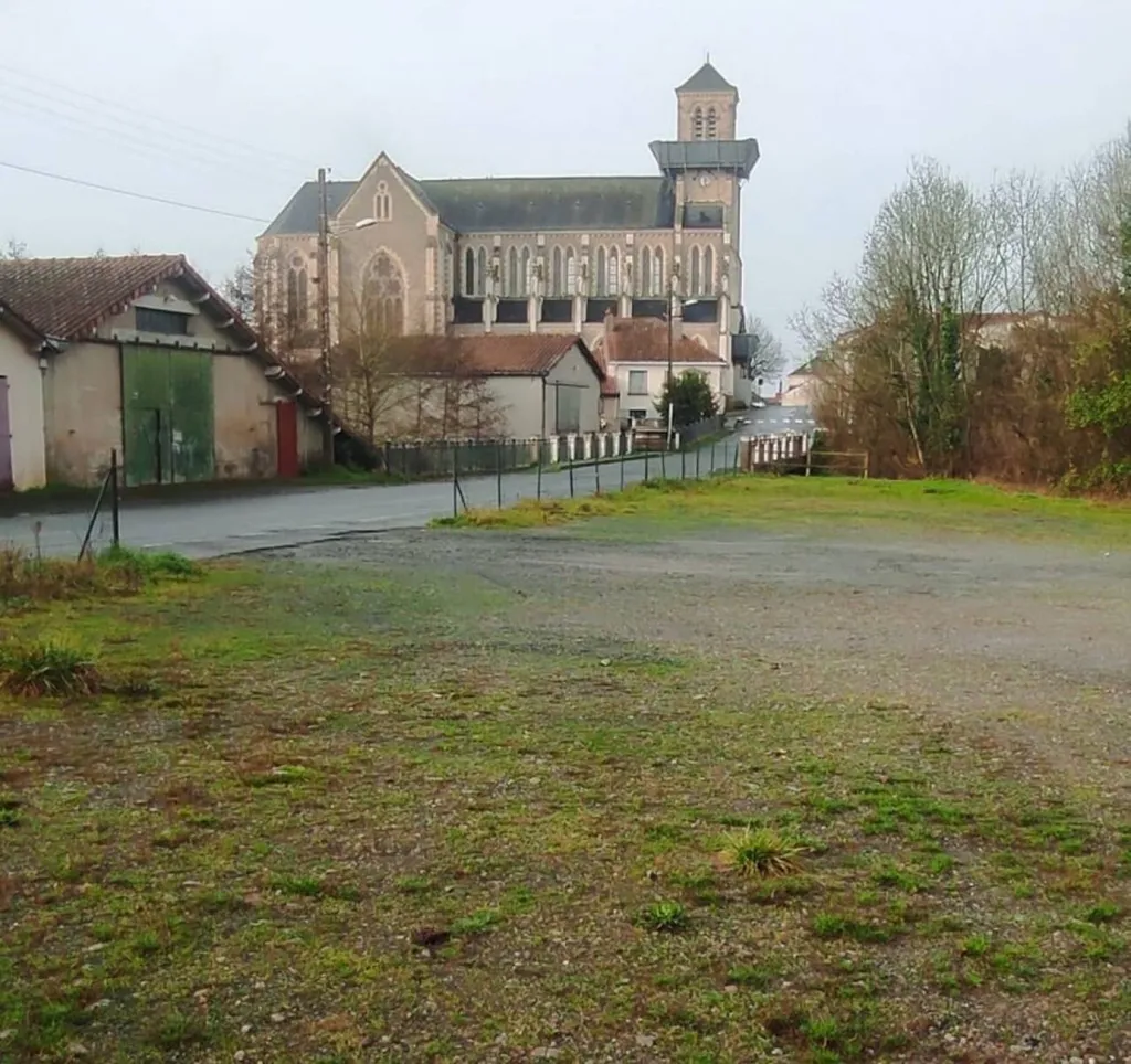 Aed - Constructible Plot with River View in Mouzillon