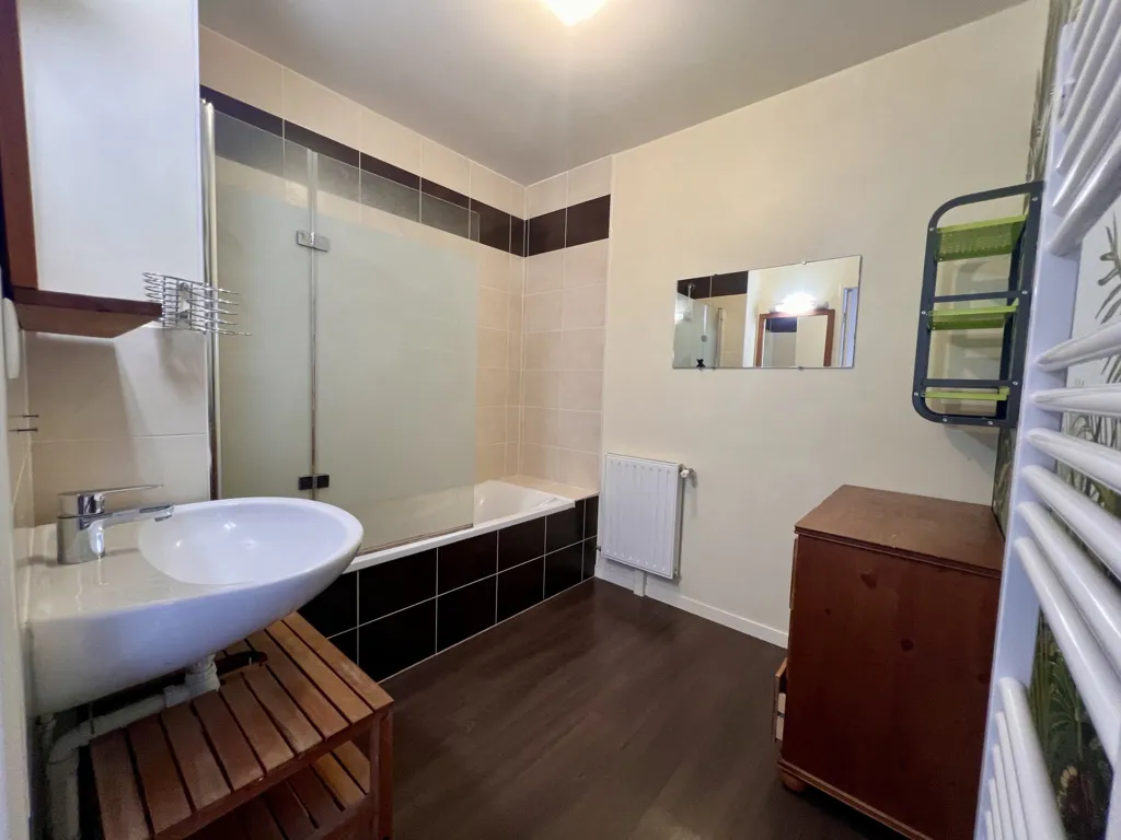 Vannitoad - Recent Apartment with Terrace in Betton