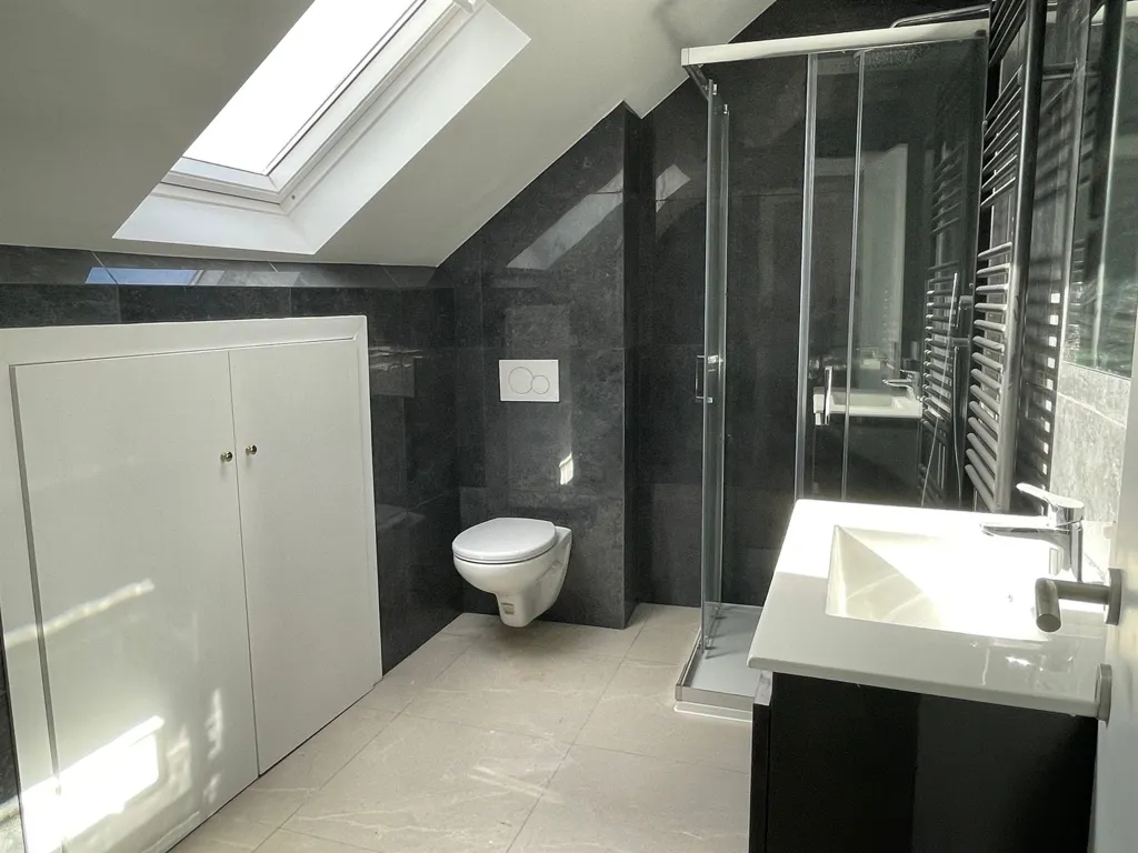 Salles de bain - Appartement Neuf 3 Chambres avec Bureau à Proximité des Commodités