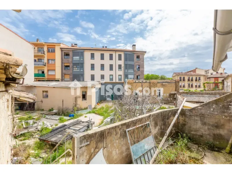 Garden - Mixed-Use Property with Dual Access in Tafalla