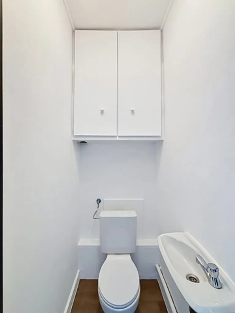 Salles de bain - Maison de Bel Étage avec Terrasse et Jardin à l'Ouest