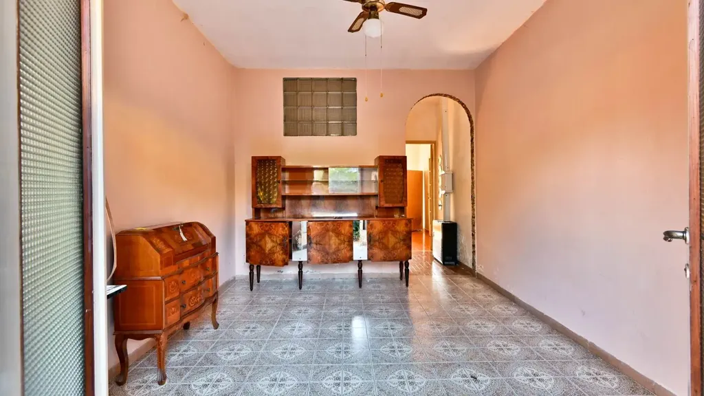 Entrée - Spacious Villa for Renovation in Salò