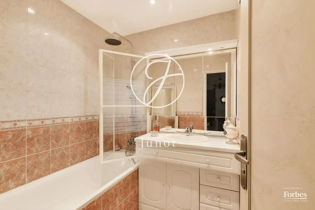 Vannitoad - Bright 2-Bedroom Flat with Garden View in Buzenval