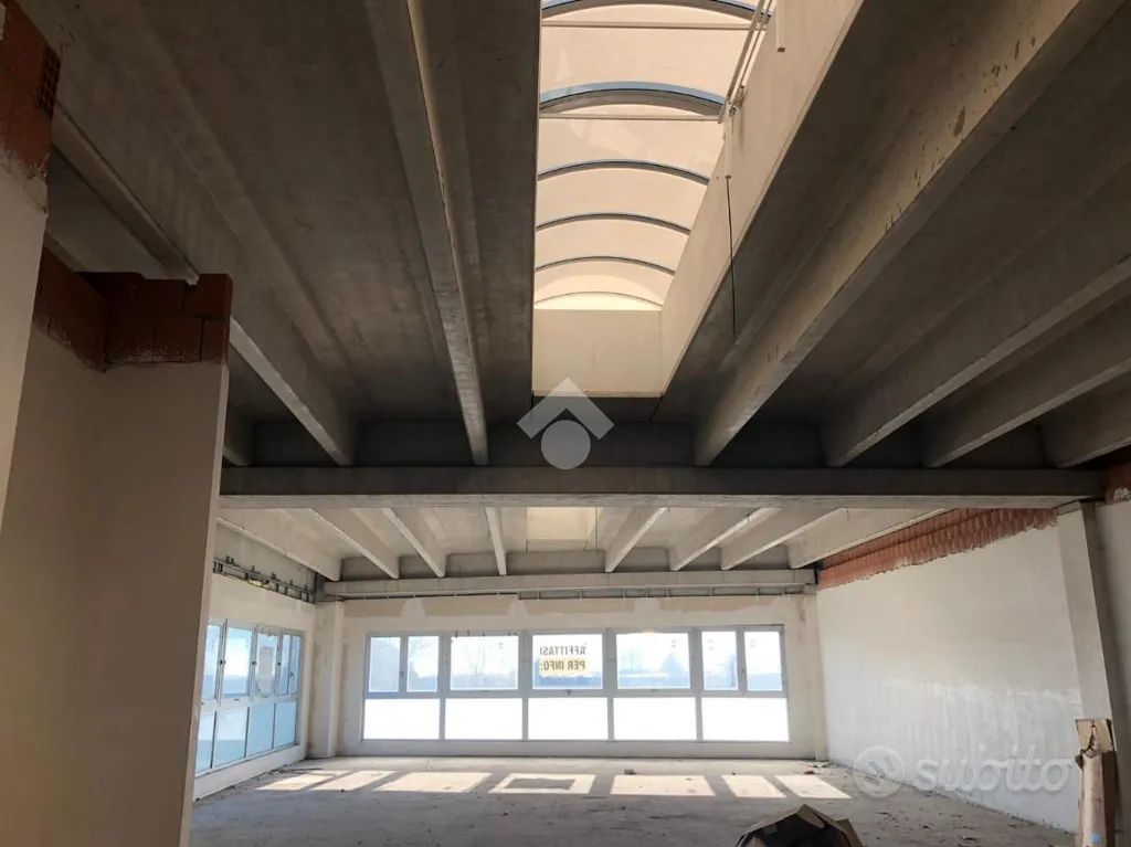 Pièces - Office Space with Parking in Urgnano