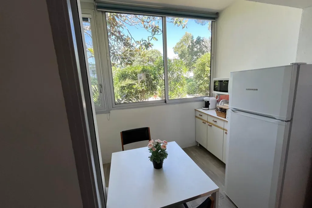 Cuisine - Studio avec Vue sur Parc à Hyères