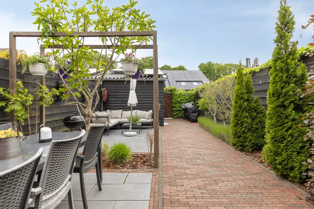 Aed - Corner House with Deep Garden in Rhoon