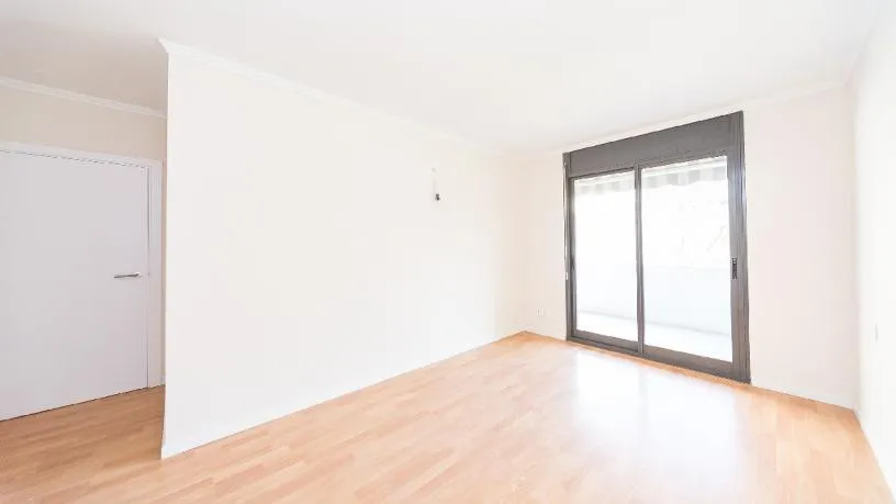 Rooms - Spacious Apartment with Balcony in Sant Adrià de Besòs