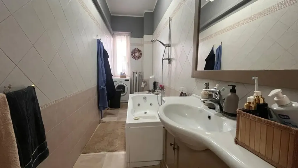 Salles de bain - Rearranged Apartment with Balcony in Beinasco