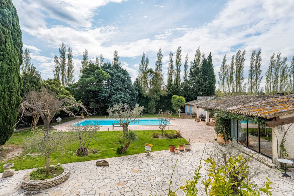 Vue aérienne - Mas historique avec piscine et étang à Sénas