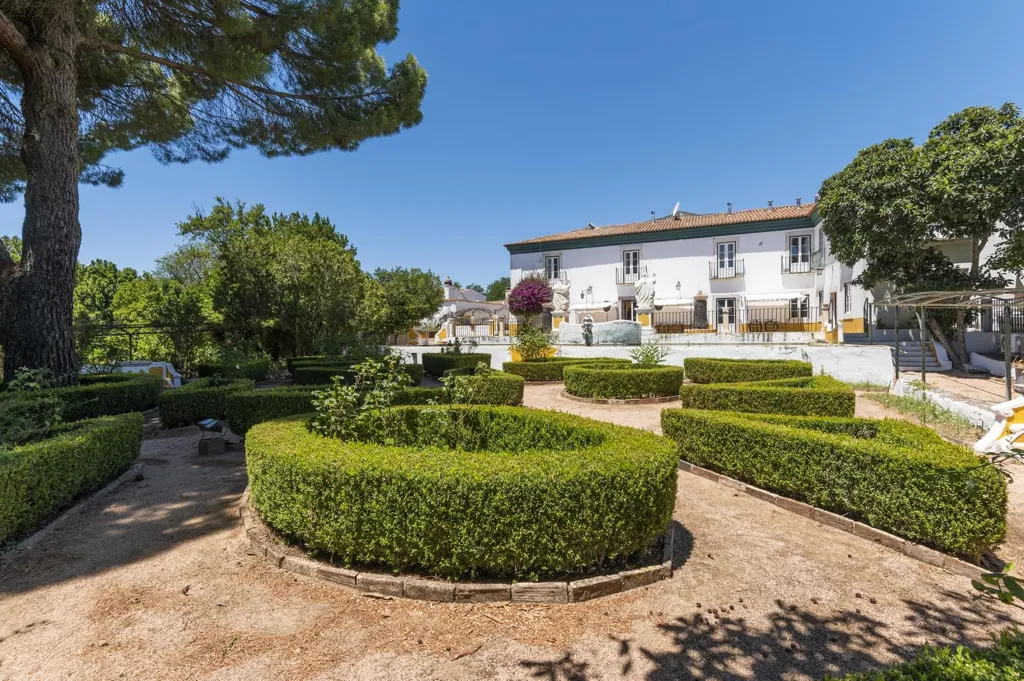 Aed - Farm with Antique Style Accommodations in Elvas