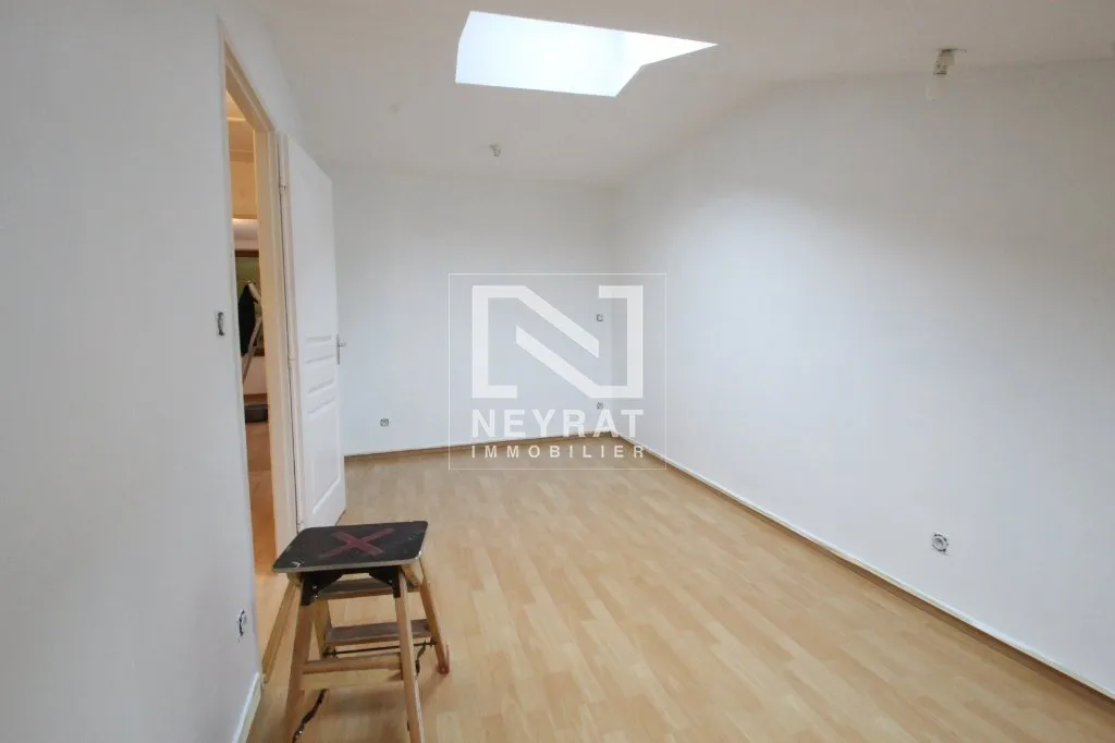 Toad - 2-Bedroom Flat with City Centre Proximity in Louhans