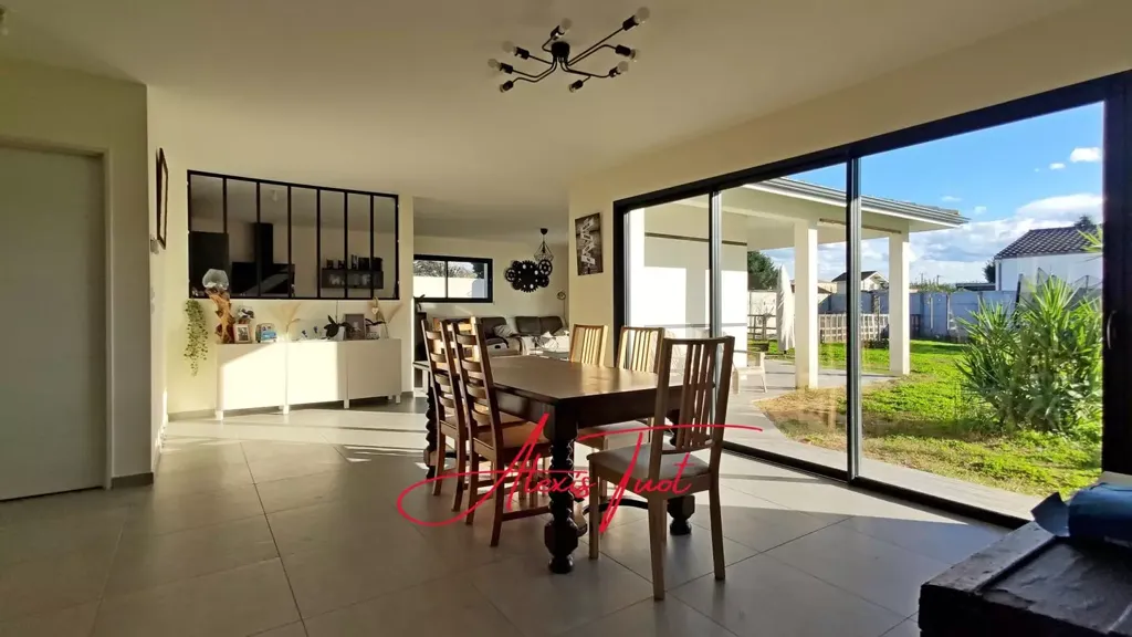 Terrass - Modern House with Pool Potential in Ambares-Et-Lagrave