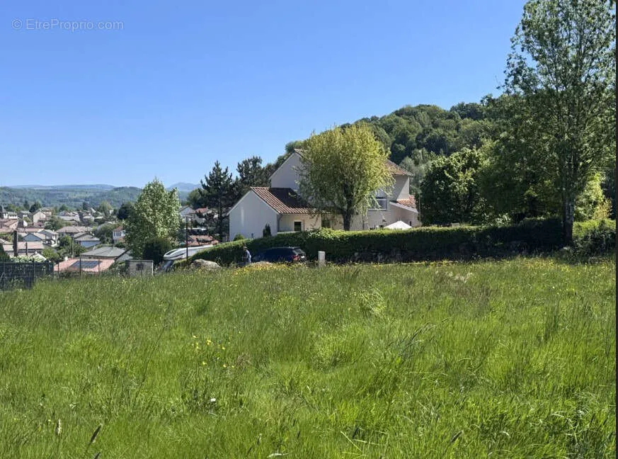 Jardin - Terrain Constructible à Jussac, 1600 m²