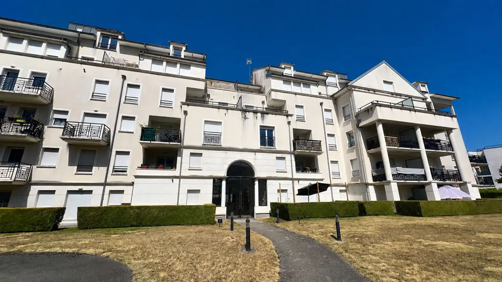 Esterno - Bright 2-Bedroom Apartment with Balcony in Chartres