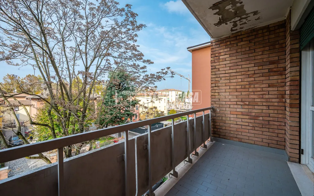 Rõdu - Two-Bedroom Apartment with Balconies in Modena