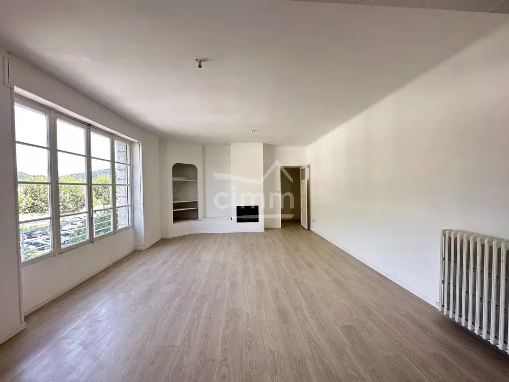 Living Room - Spacious Apartment with Balcony in Town Centre