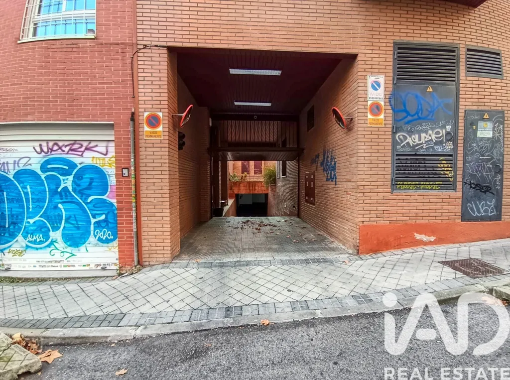 Garage - Secure Garage with Accessibility in Central Madrid