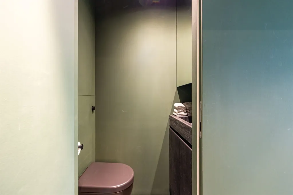 Bagni - Glass-Fronted Apartment in Antwerp Centre